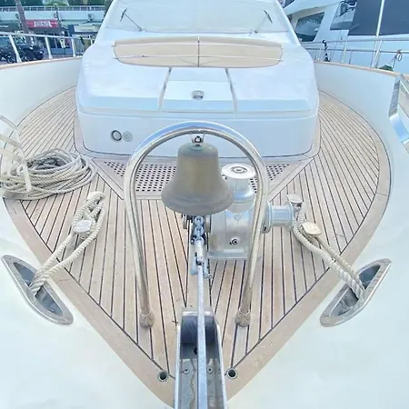 Botel Sleep Under The Stars. Villeneuve-Loubet