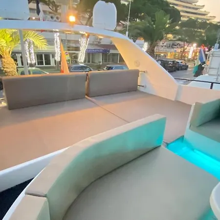 Sleep Under The Stars. Botel Villeneuve-Loubet